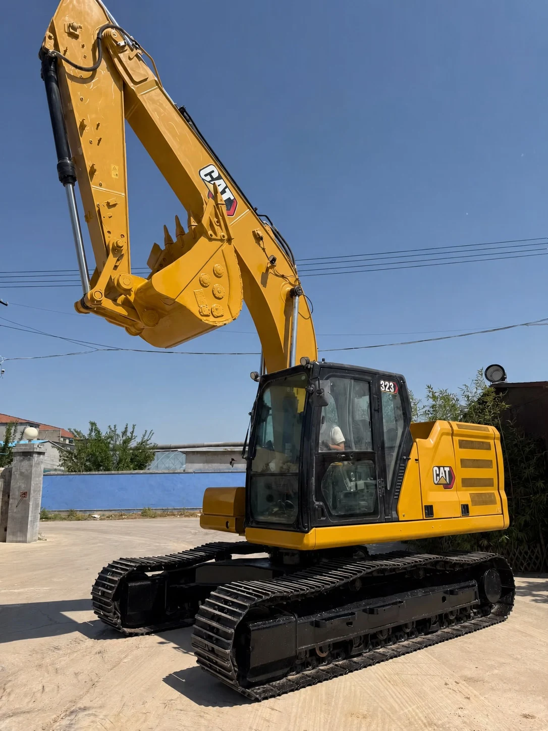 Front-left exterior view of the 2019 CAT 323 excavator.