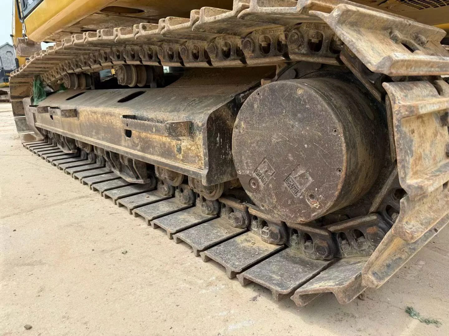 Excavator undercarriage and track configuration documented for transport weight